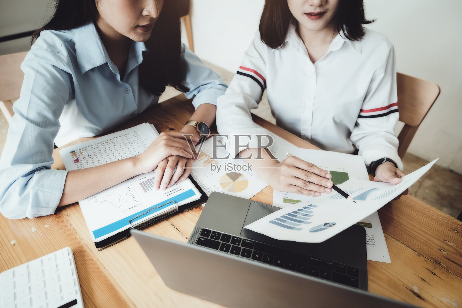 公司的顾问们正在会议上指出计划，以制定重振公司业务的计划。照片摄影图片