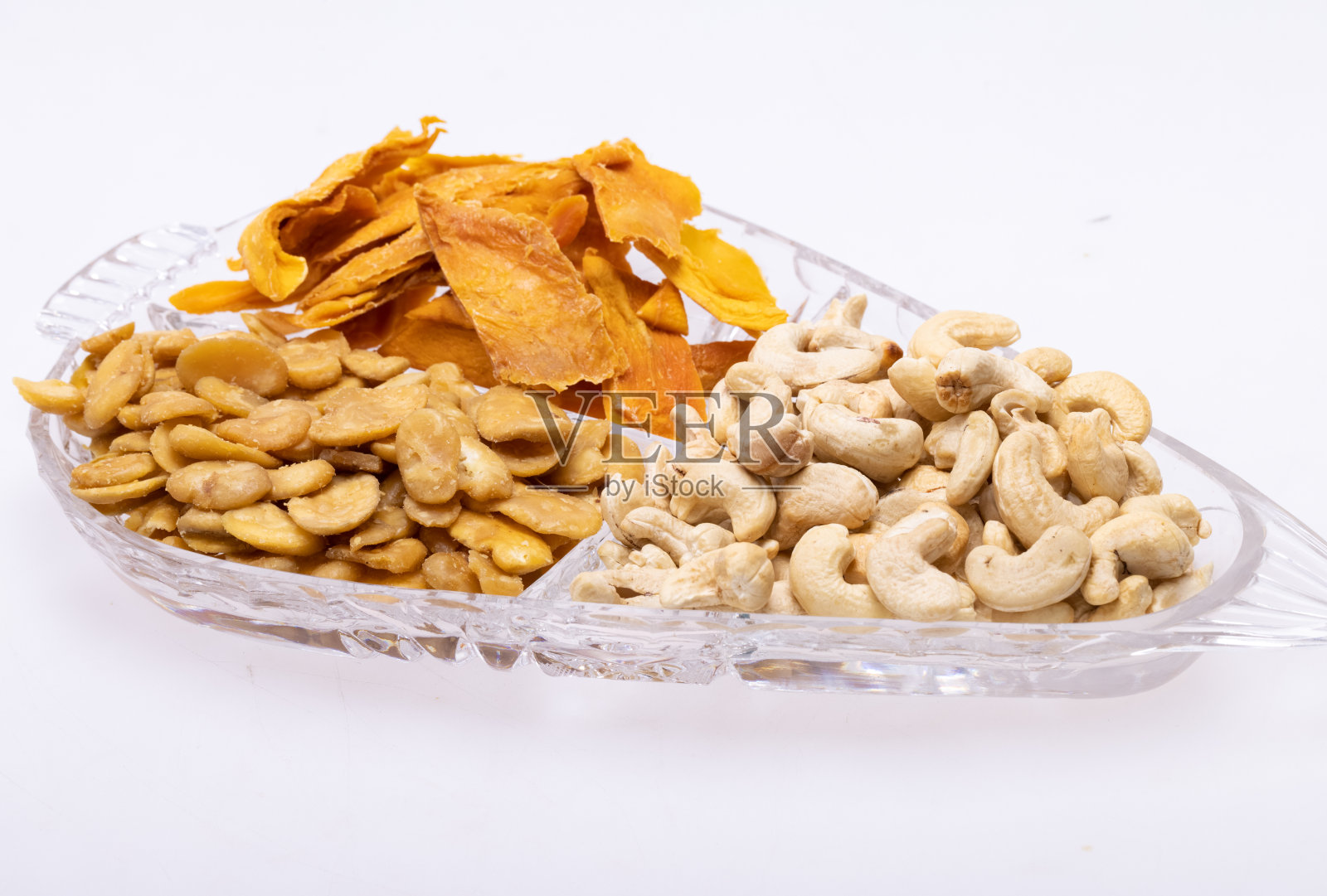 烤腌蚕豆和干芒果片照片摄影图片