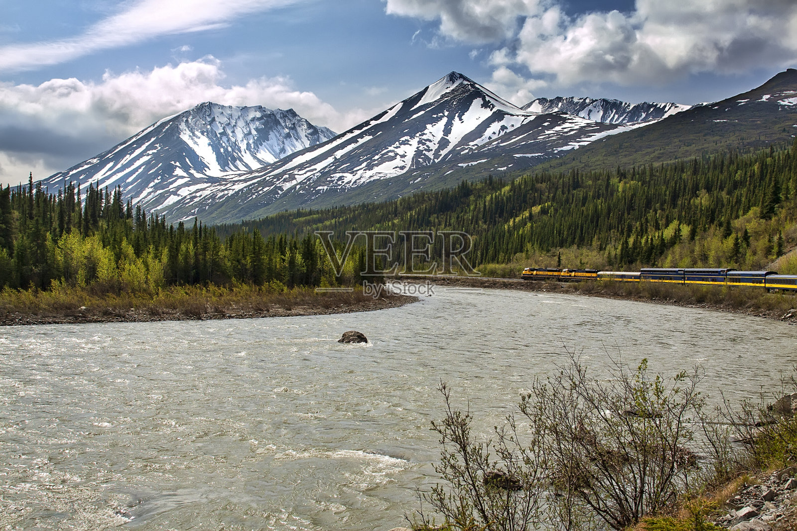 火车穿越阿拉斯加边境照片摄影图片