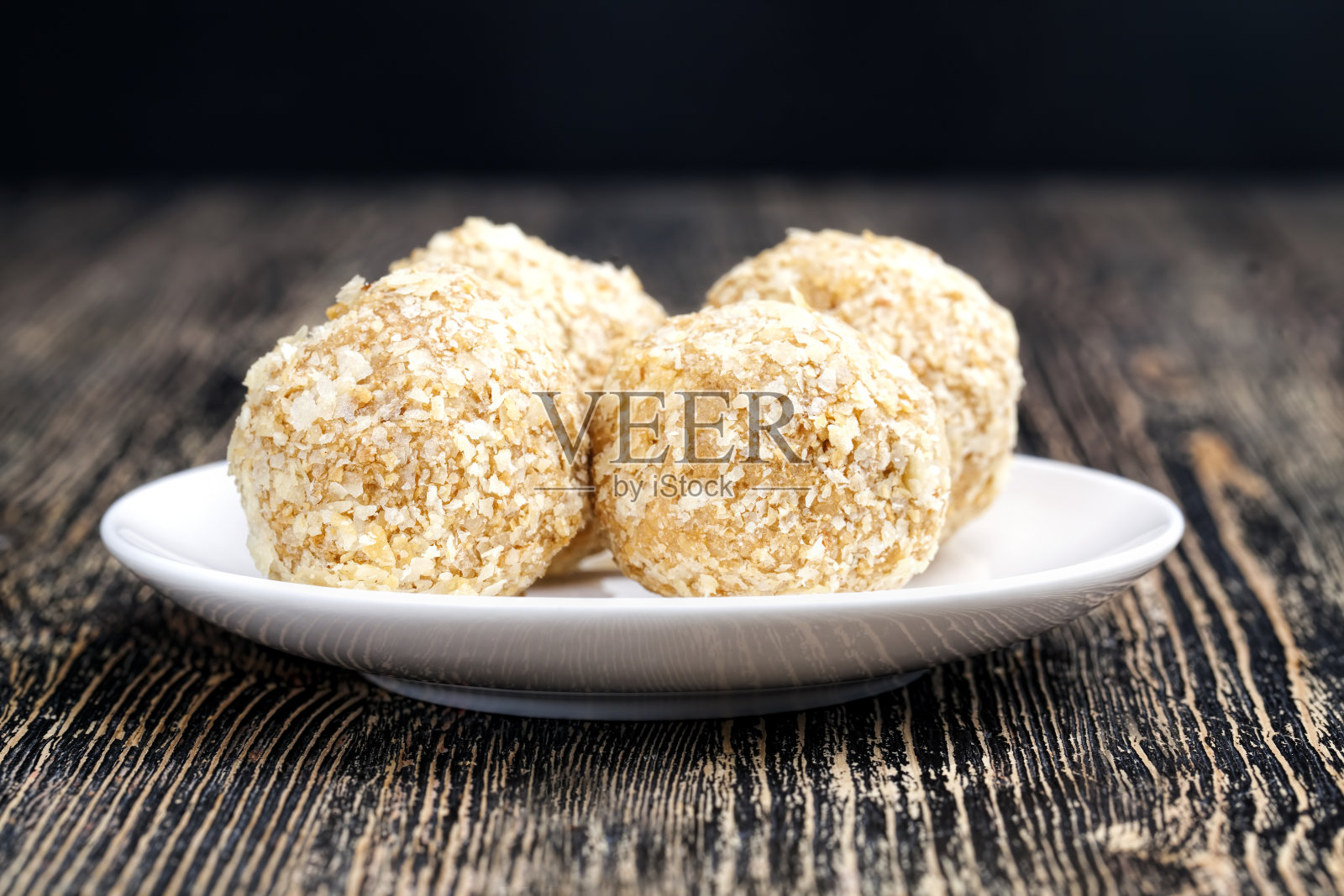 奶油和华夫饼做成的蛋糕照片摄影图片