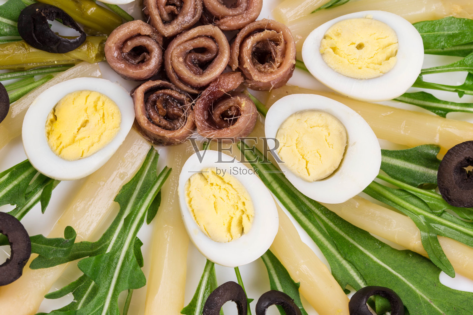 凤尾鱼芦笋沙拉是一种高级菜肴。照片摄影图片