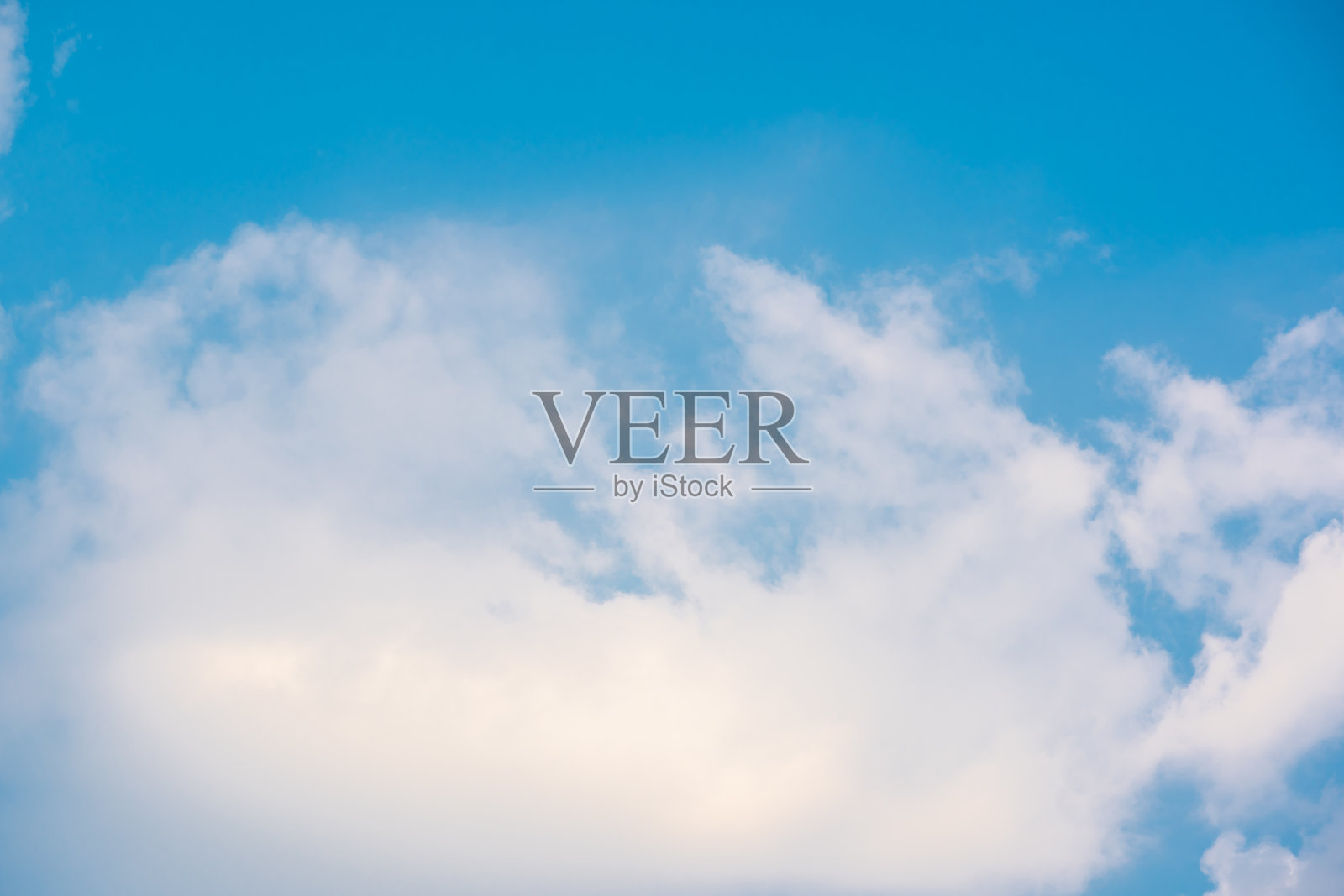 天蓝色或蔚蓝的天空和云是明亮的白色背景。照片摄影图片