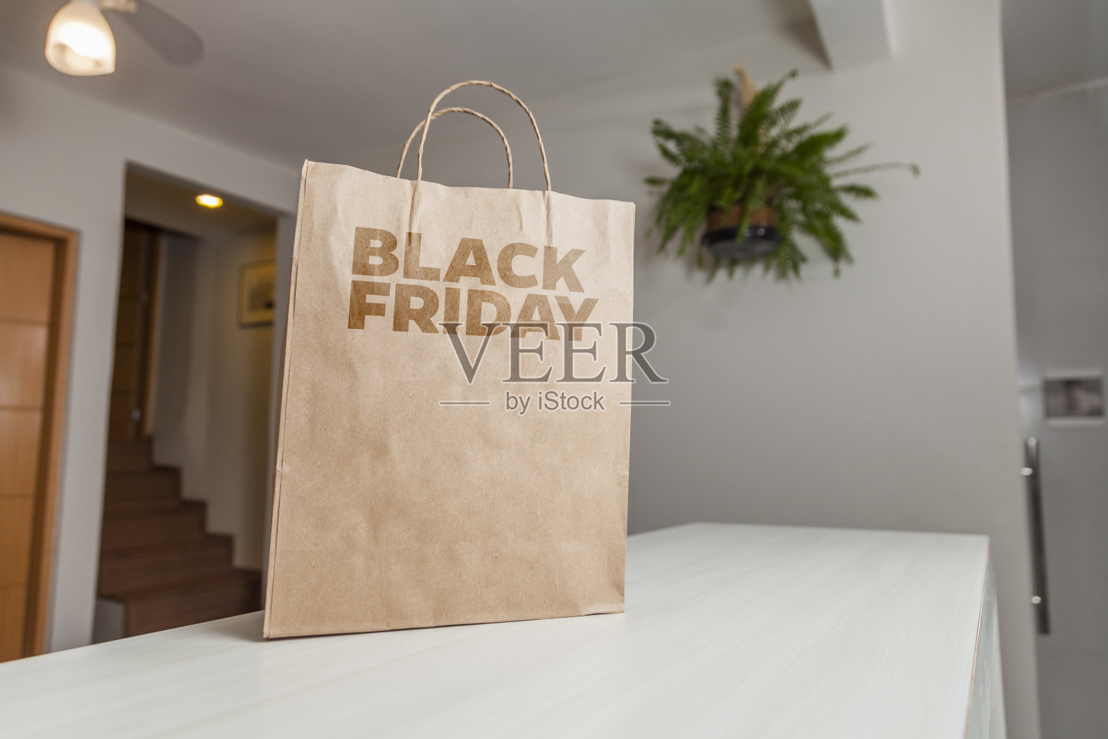 黑色星期五送货袋放在桌子上。照片摄影图片