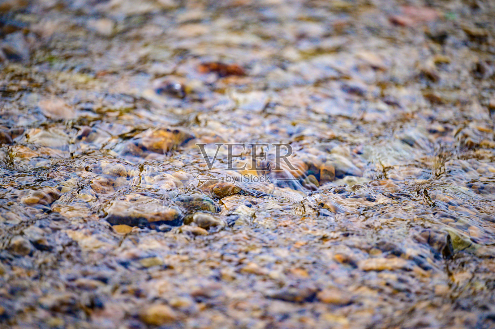 27、土壤被春霜覆盖，大地冬醒后，土裂春晨。照片摄影图片