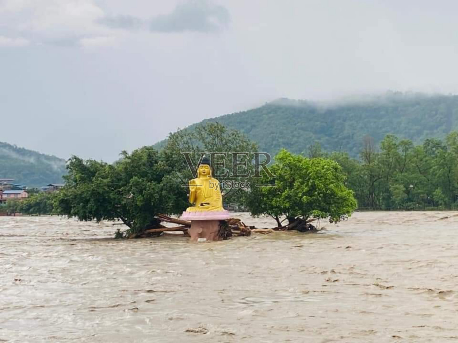 山中大雨照片摄影图片