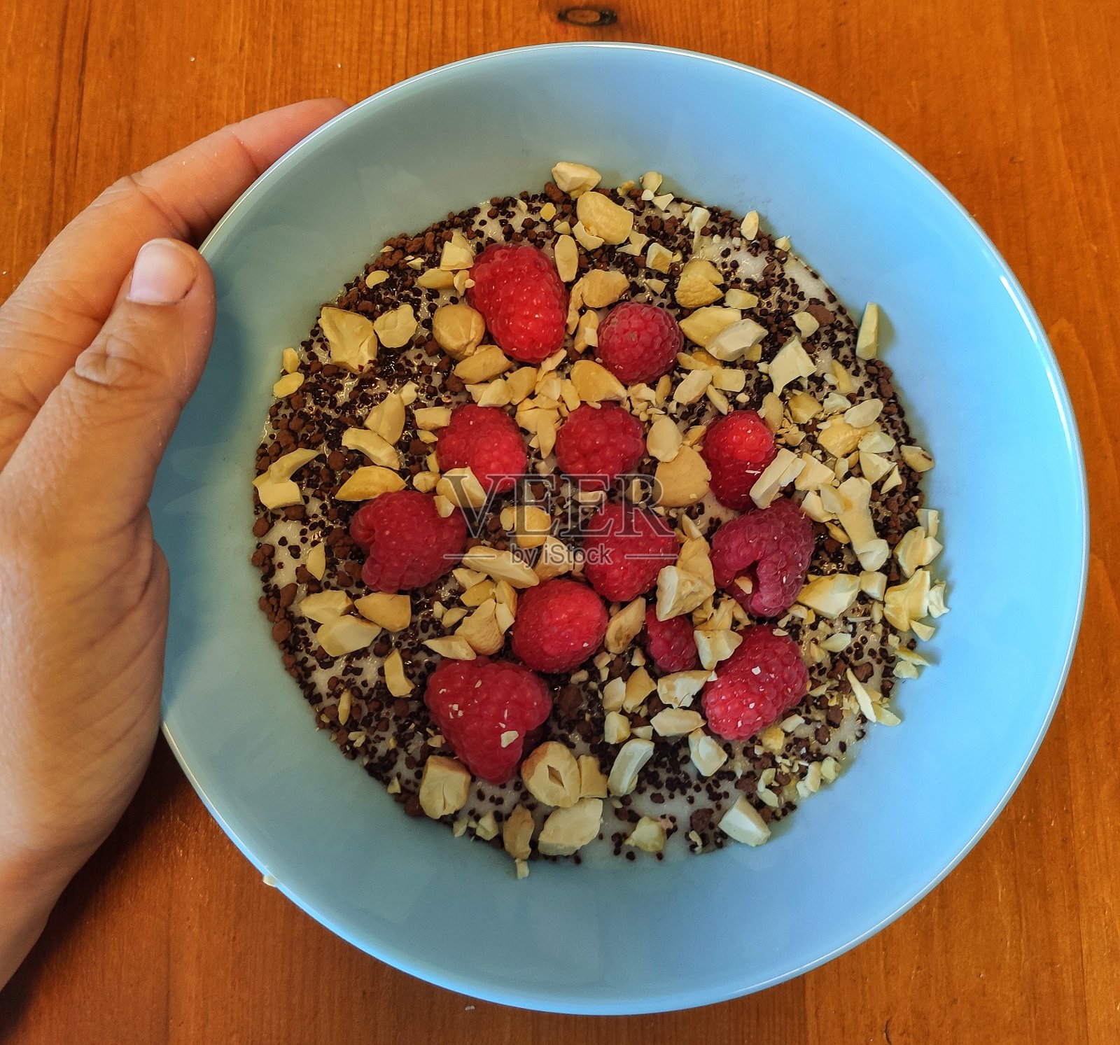 覆盆子和坚果素粥照片摄影图片