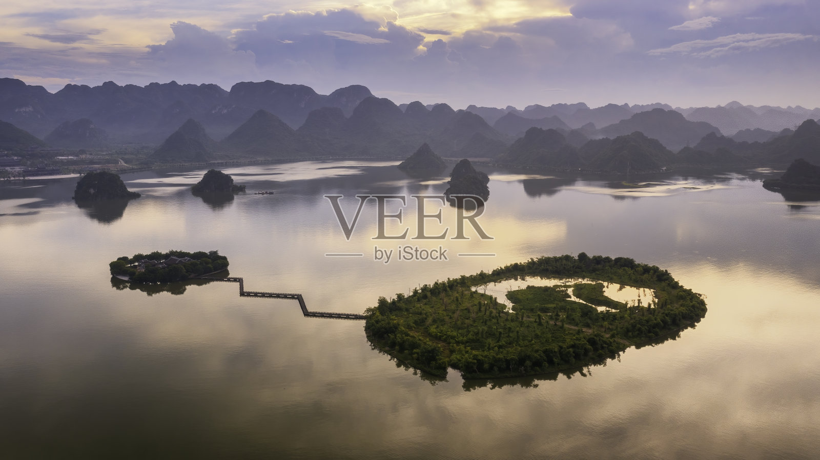 塔姆丘塔的空中景观:世界上最大的塔位于越南的哈南省。旅游与宗教观念照片摄影图片