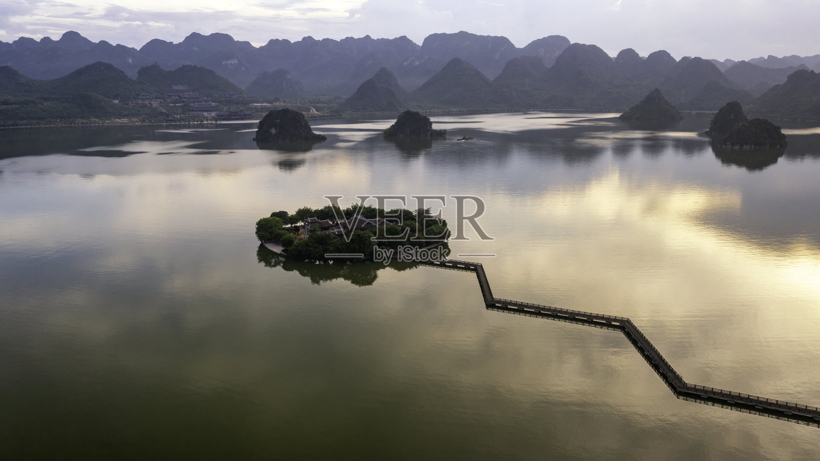 塔姆丘塔的空中景观:世界上最大的塔位于越南的哈南省。旅游与宗教观念照片摄影图片