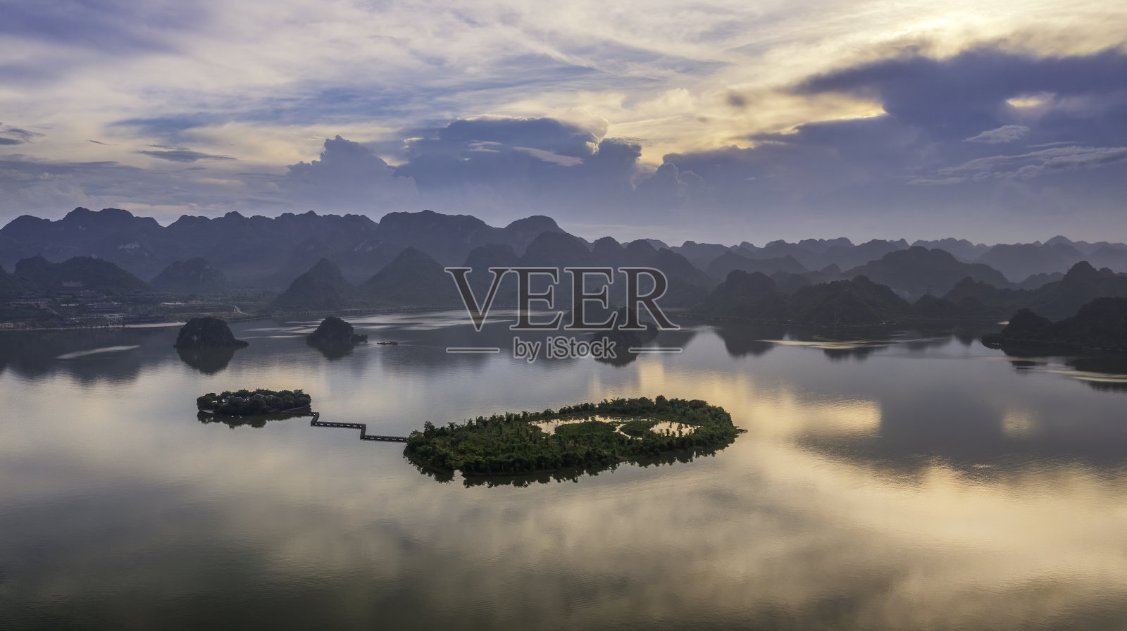 塔姆丘塔的空中景观:世界上最大的塔位于越南的哈南省。旅游与宗教观念照片摄影图片