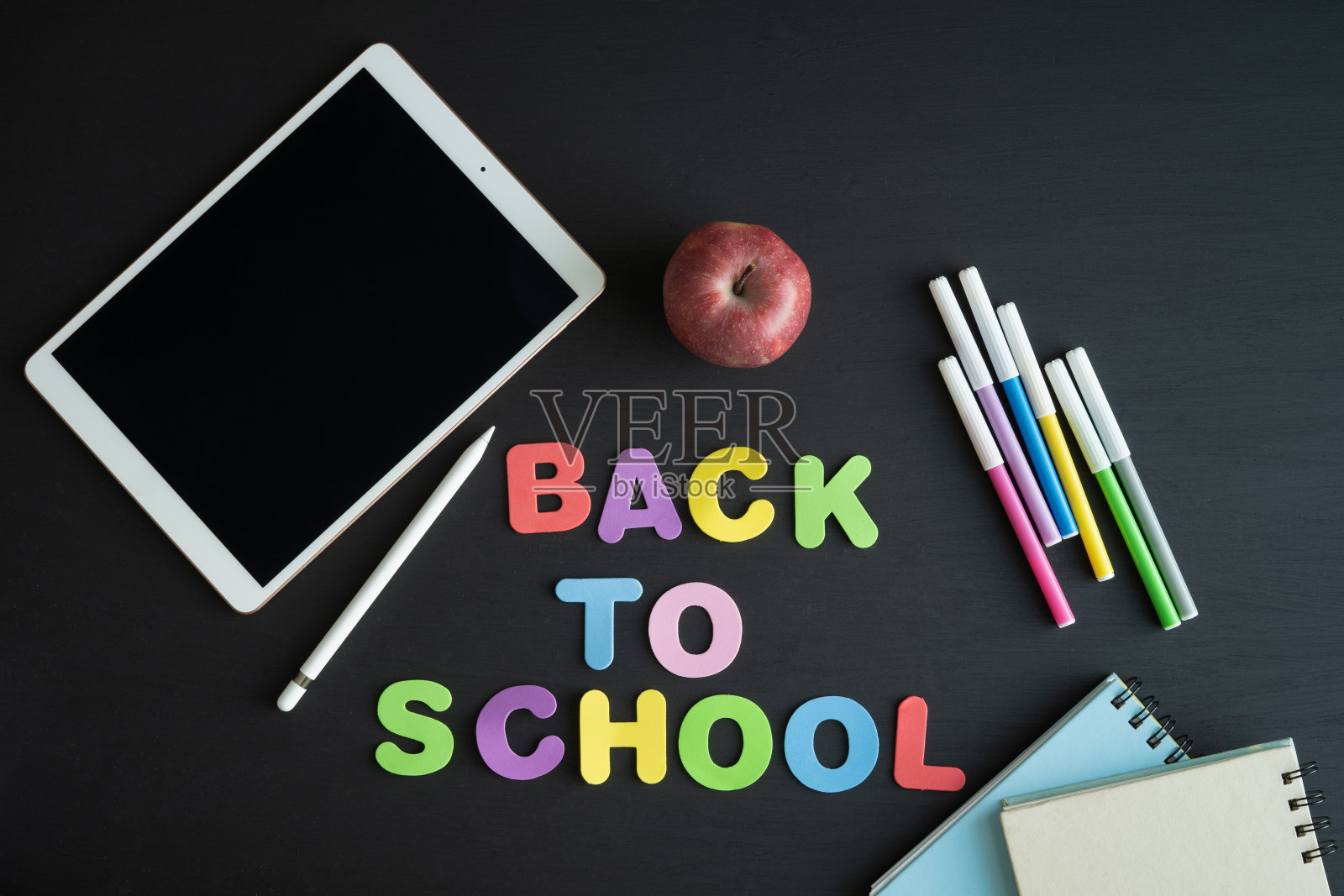 黑色背景上有“BACK TO School”字样的教材。副本的空间。照片摄影图片