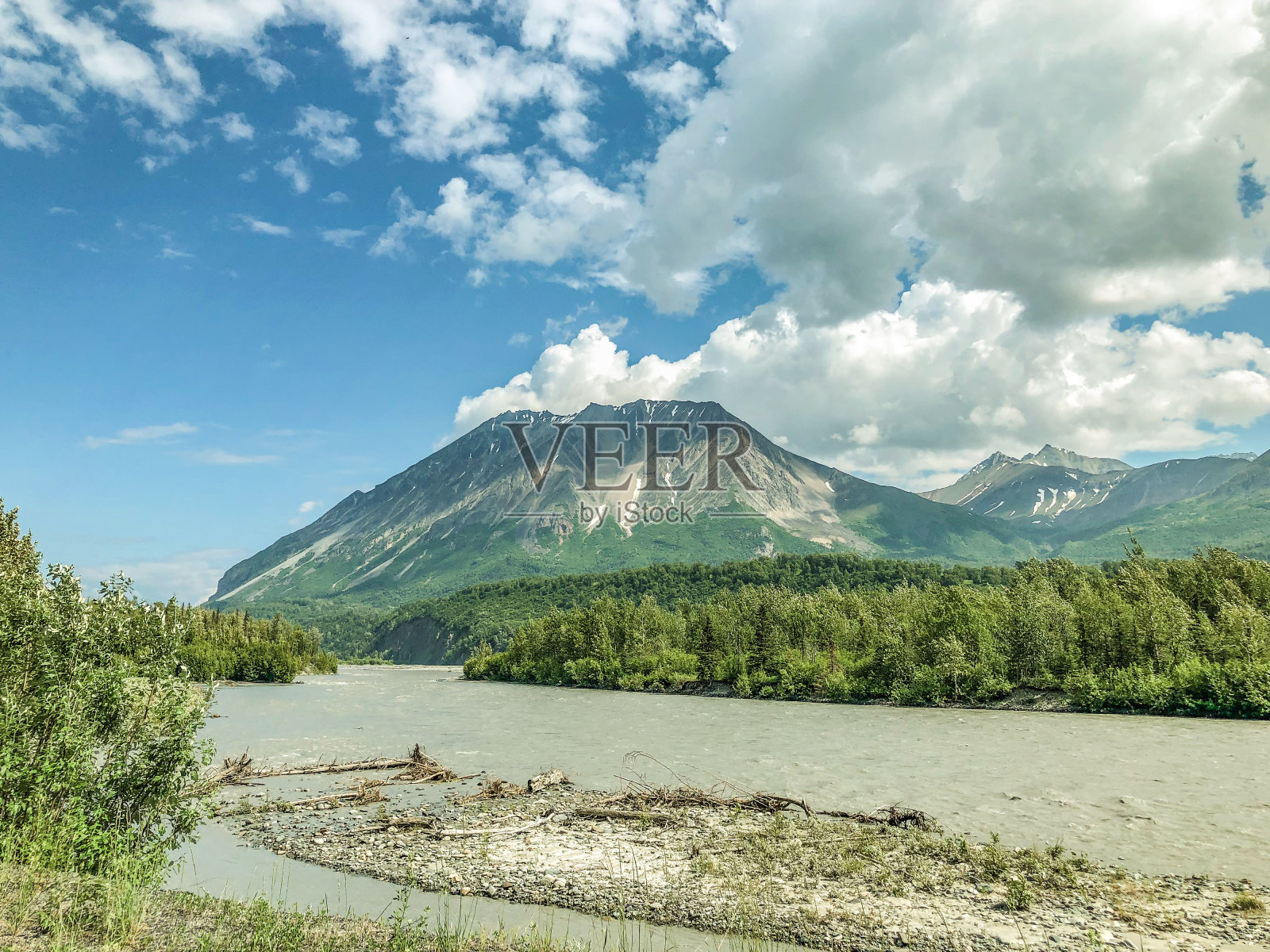 阿拉斯加夏天的山脉照片摄影图片