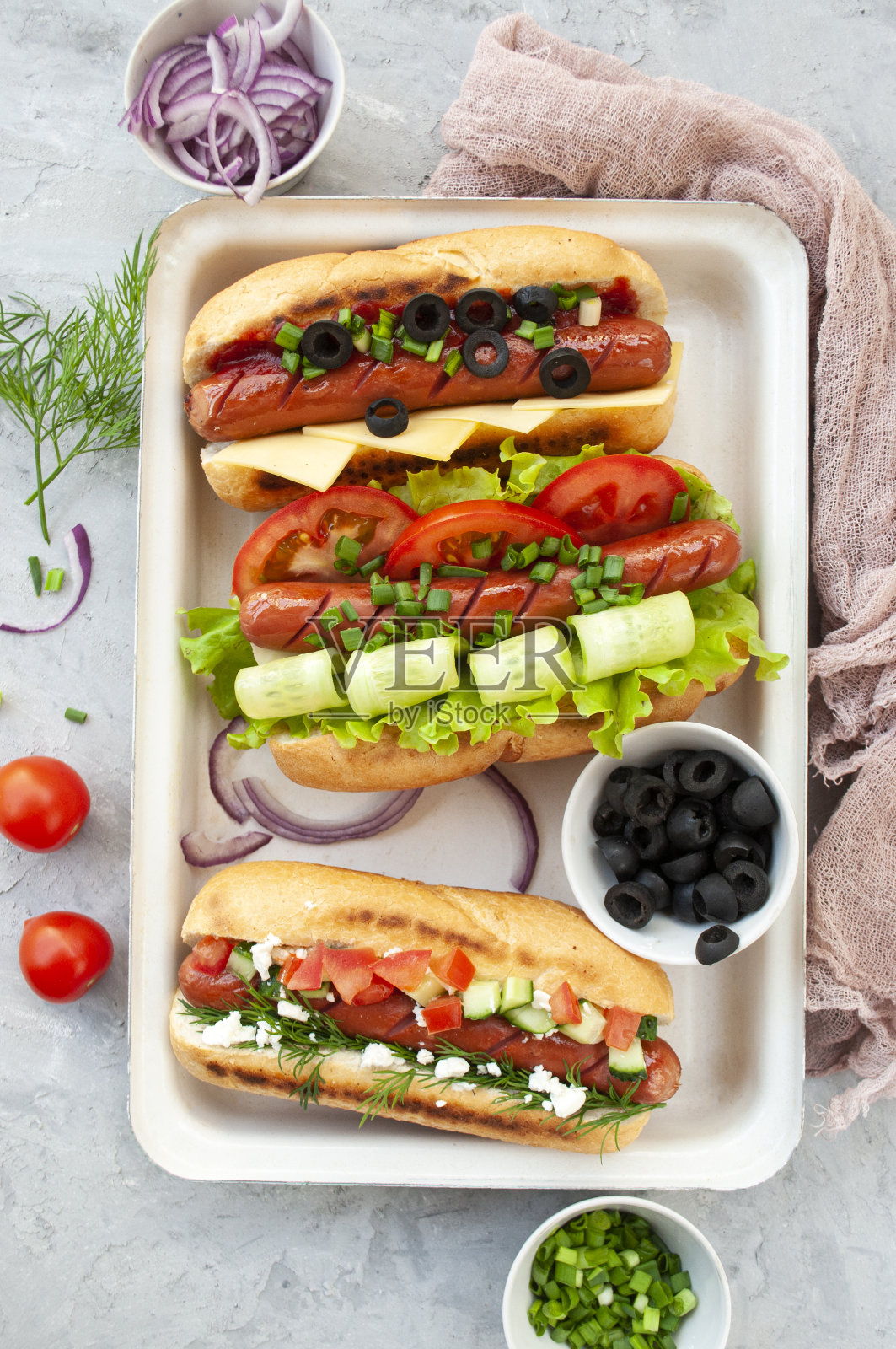 美味的热狗配蔬菜和香肠。照片摄影图片