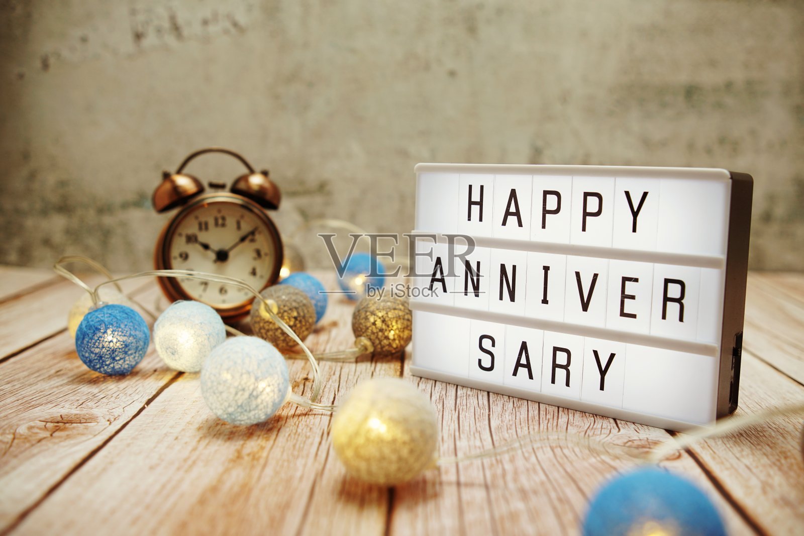快乐的周年纪念文本灯箱木制背景照片摄影图片