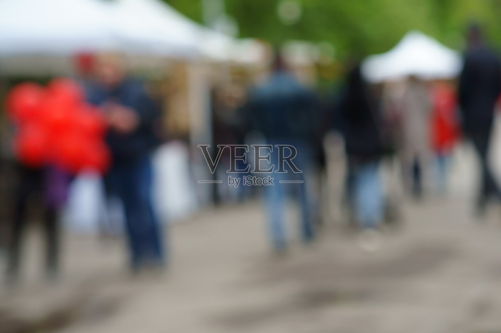 模糊的背景。人们在城市公园里放松。照片摄影图片