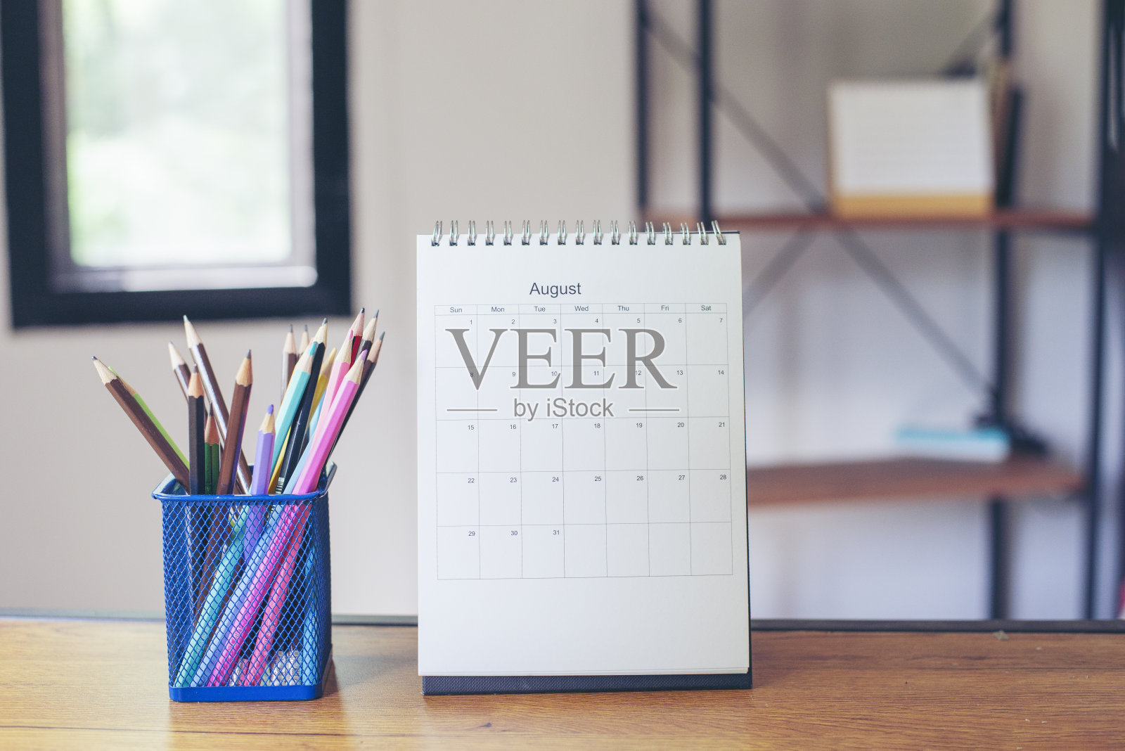 2021日历桌上的桌子。桌面日历为计划者计划议程，时间表，约会，组织，管理每个日期，月，和年的木制办公桌。日历的概念。照片摄影图片