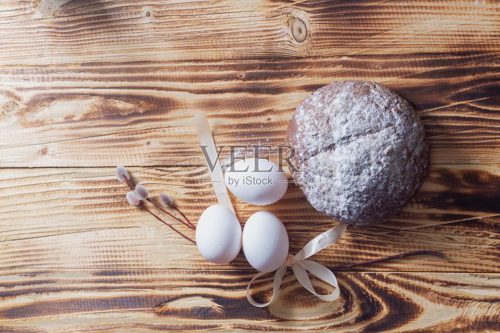 复活节构图以简单的风格与白鸡蛋，黑麦面包，柳枝在自然木制背景照片摄影图片