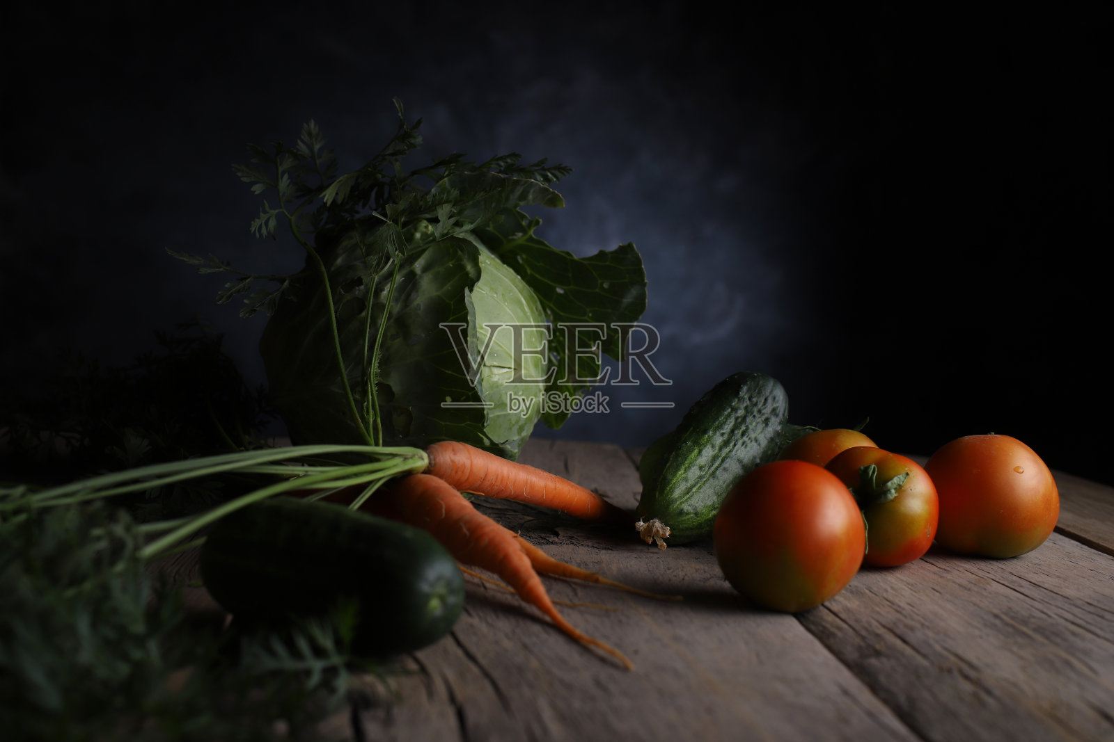 蔬菜静物在老木板上，有明显的纹理照片摄影图片