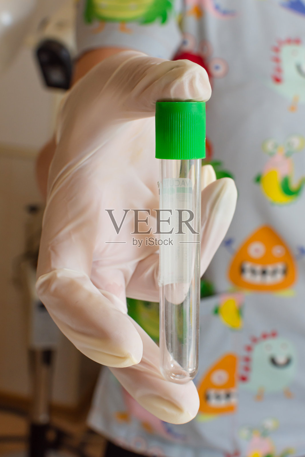 手拿着试管里的血照片摄影图片