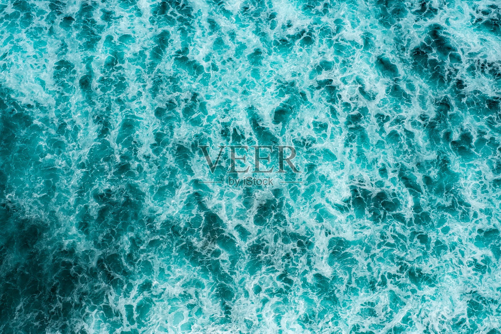 纹理浅蓝的表面汹涌的海水与白色泡沫和波浪图案照片摄影图片