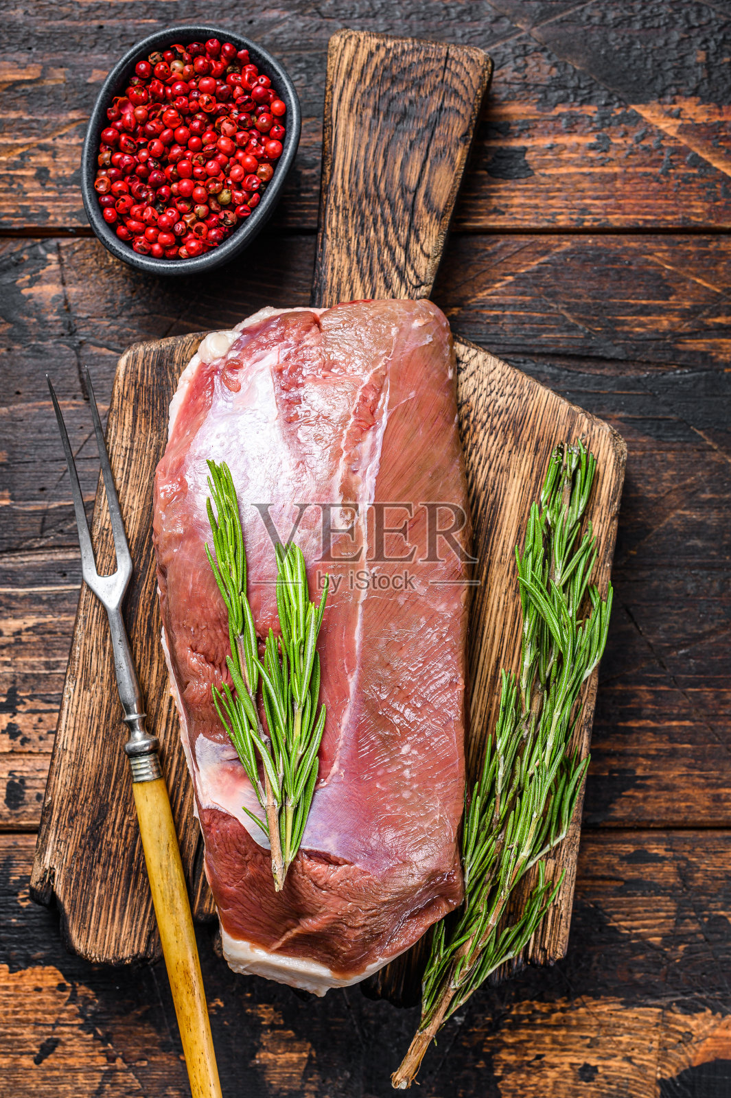 新鲜鸭胸肉排配香草和迷迭香。深色木制背景。俯视图照片摄影图片