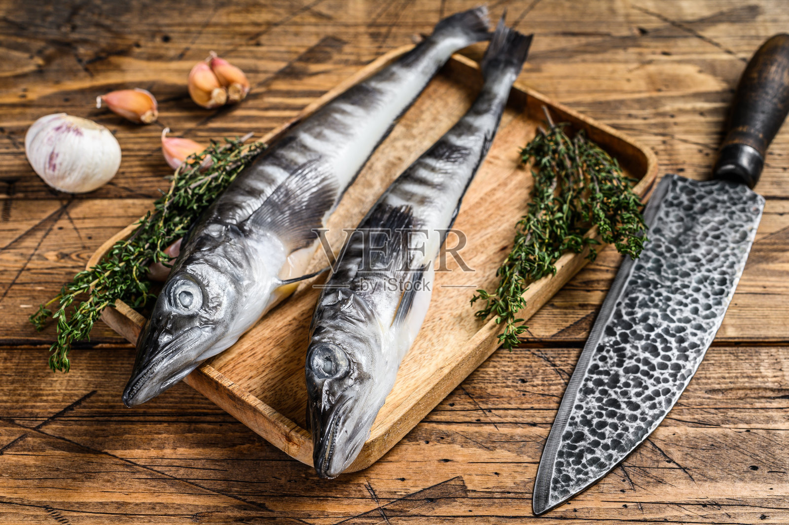 木托盘里的生鲭鱼。木制背景。俯视图照片摄影图片