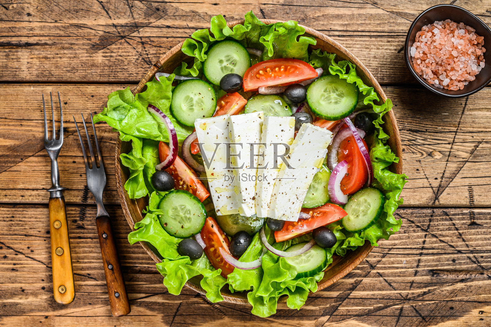 希腊沙拉配新鲜蔬菜和羊乳酪。木制背景。俯视图照片摄影图片