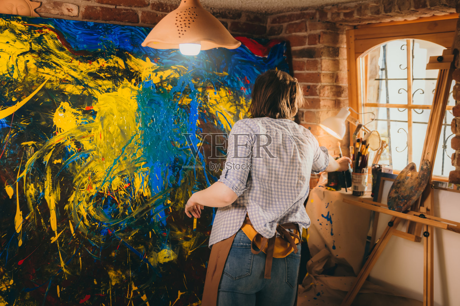 艺术家与艺术品在艺术工作室的照片照片摄影图片