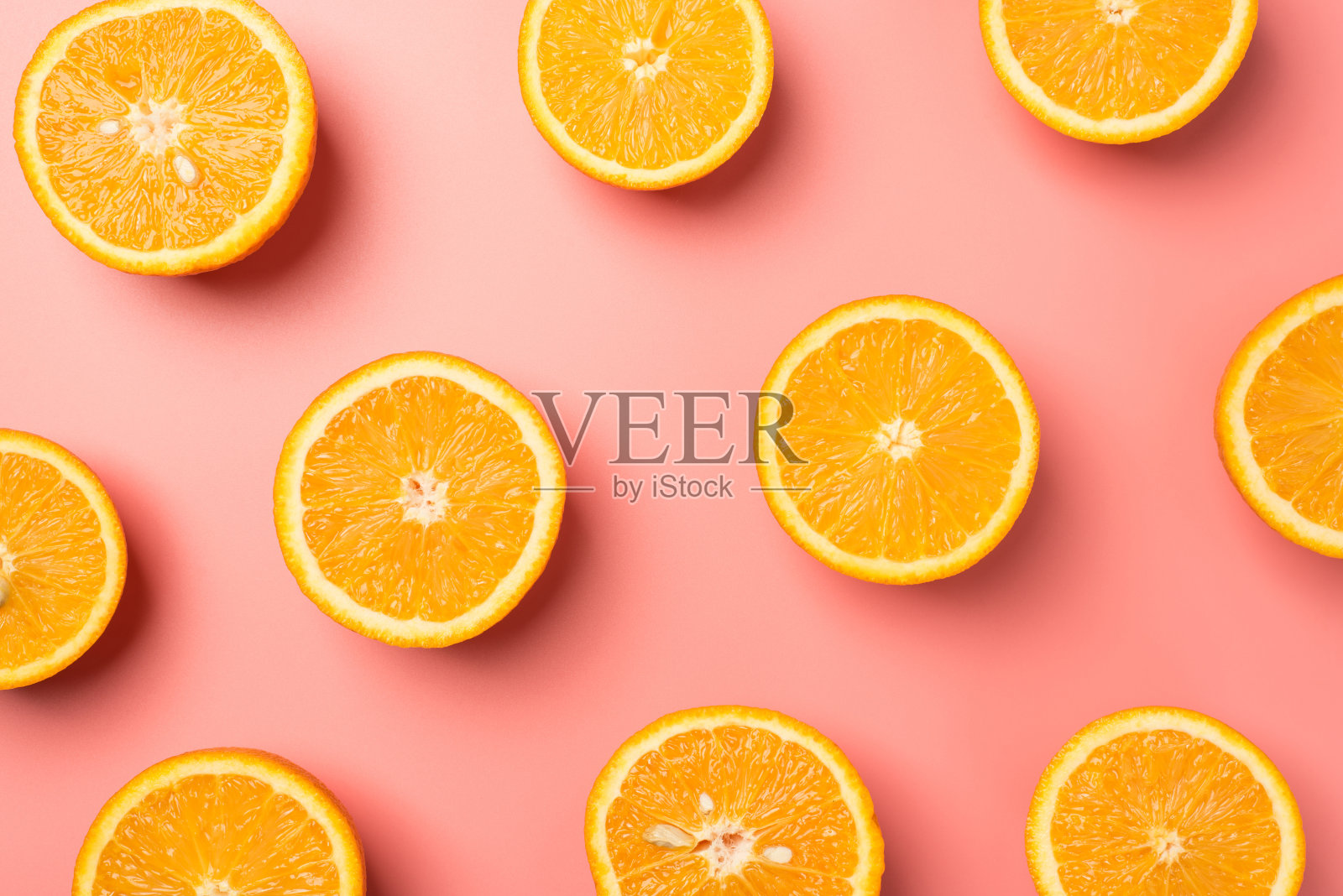在孤立的浅粉色背景上多汁的橙色切片的俯视图照片照片摄影图片