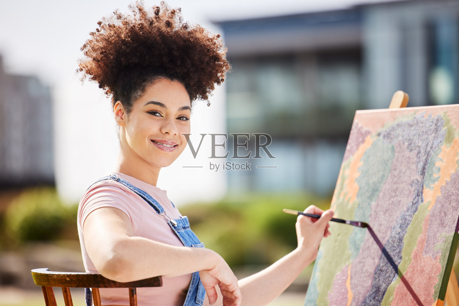 公园里一位漂亮年轻女子的裁剪肖像照片摄影图片
