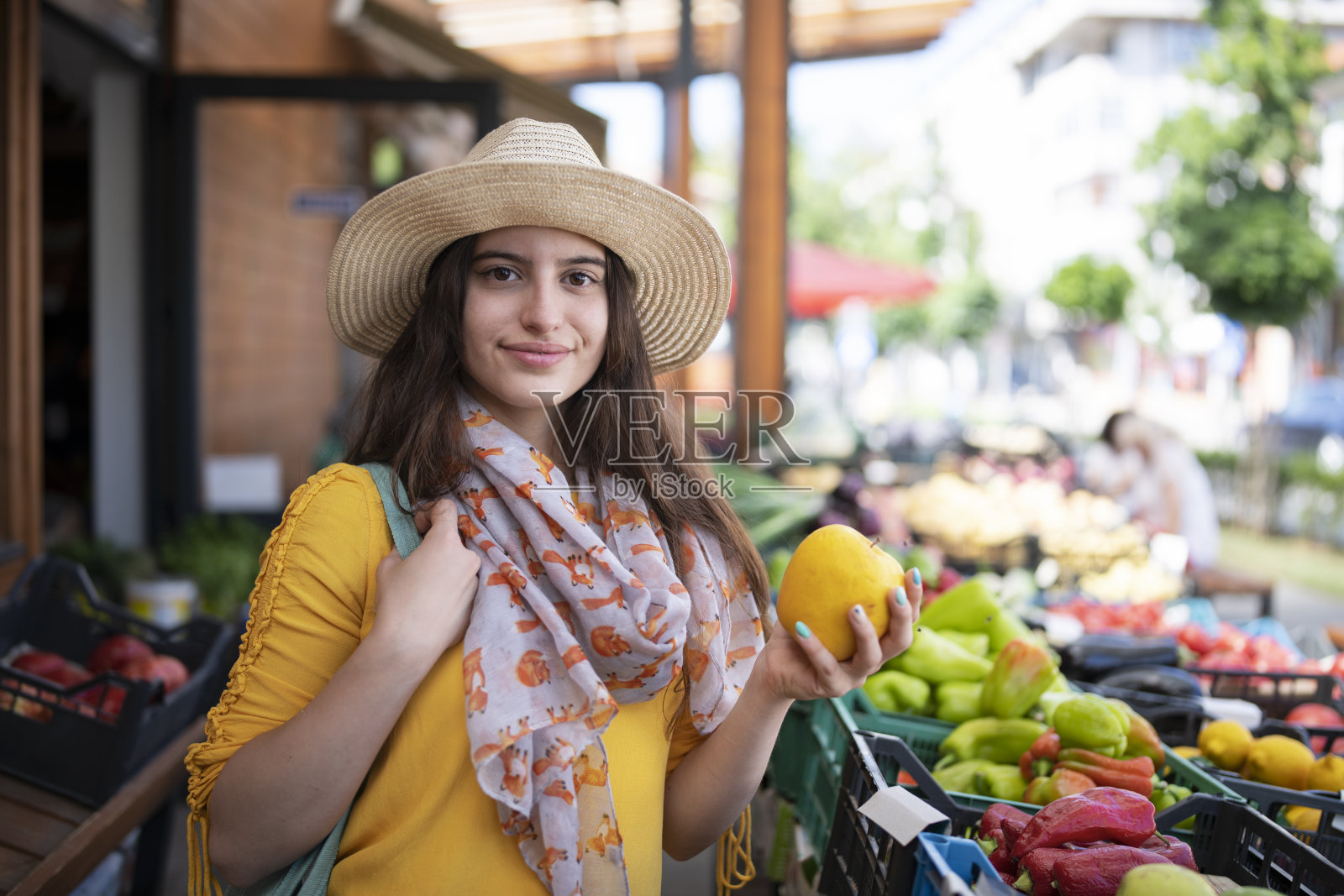 一个女人的肖像在当地的杂货市场购物。照片摄影图片
