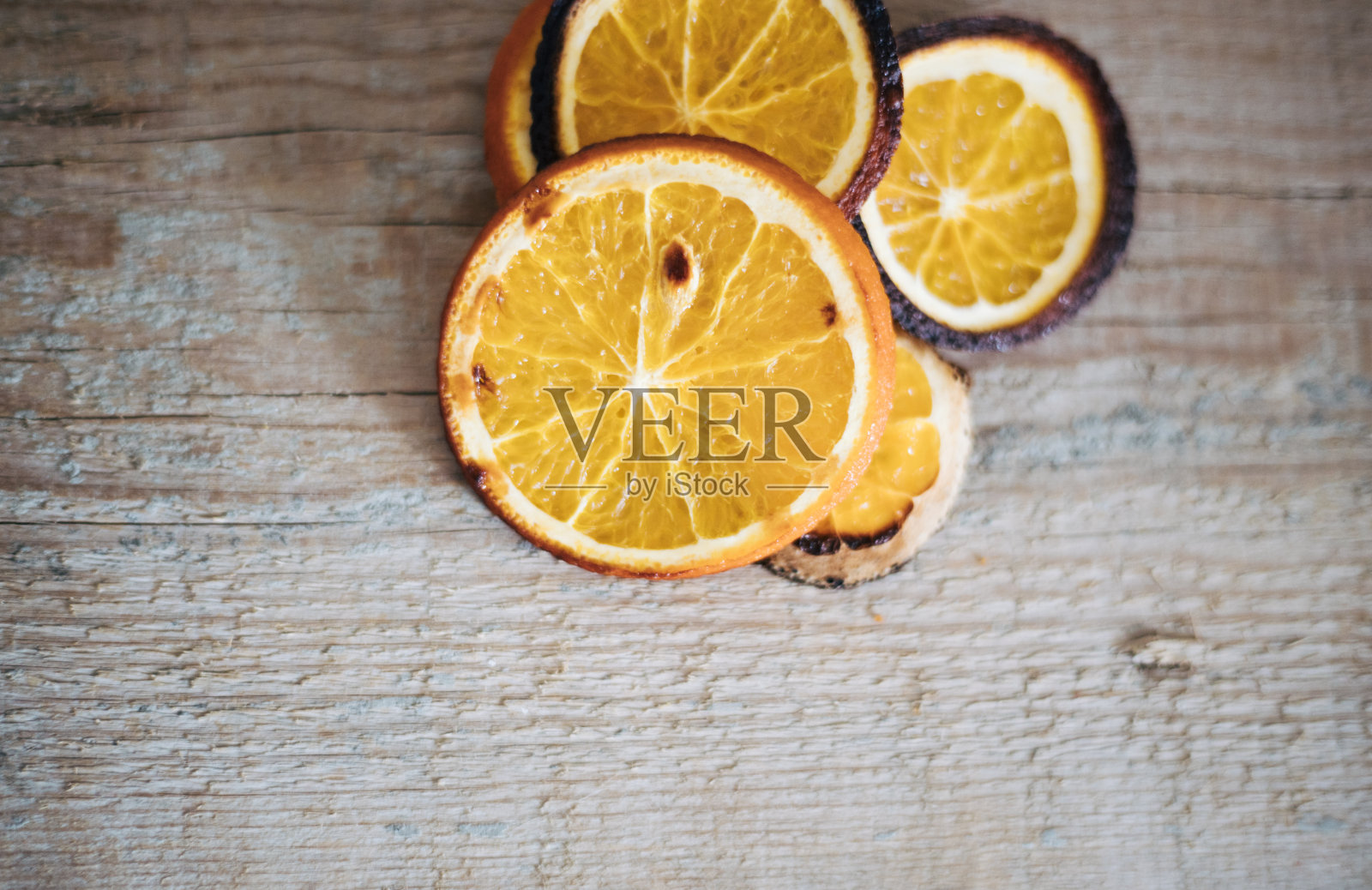 木制背景上的烤橙照片摄影图片