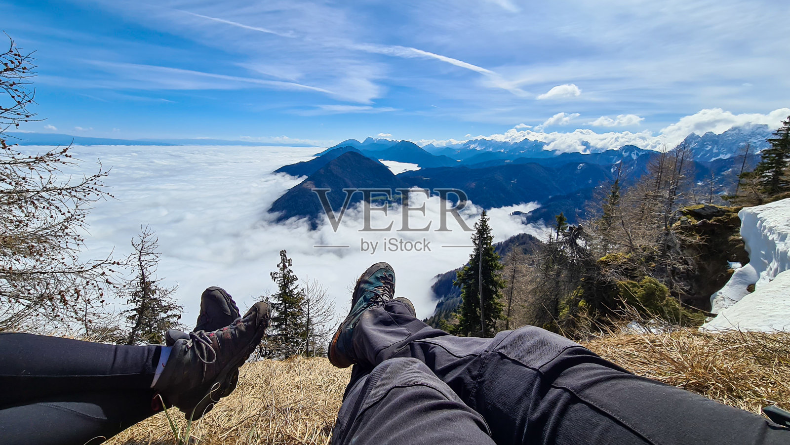 Matschacher Gupf -两对腿在地面上休息，从奥地利阿尔卑斯山顶的全景照片摄影图片