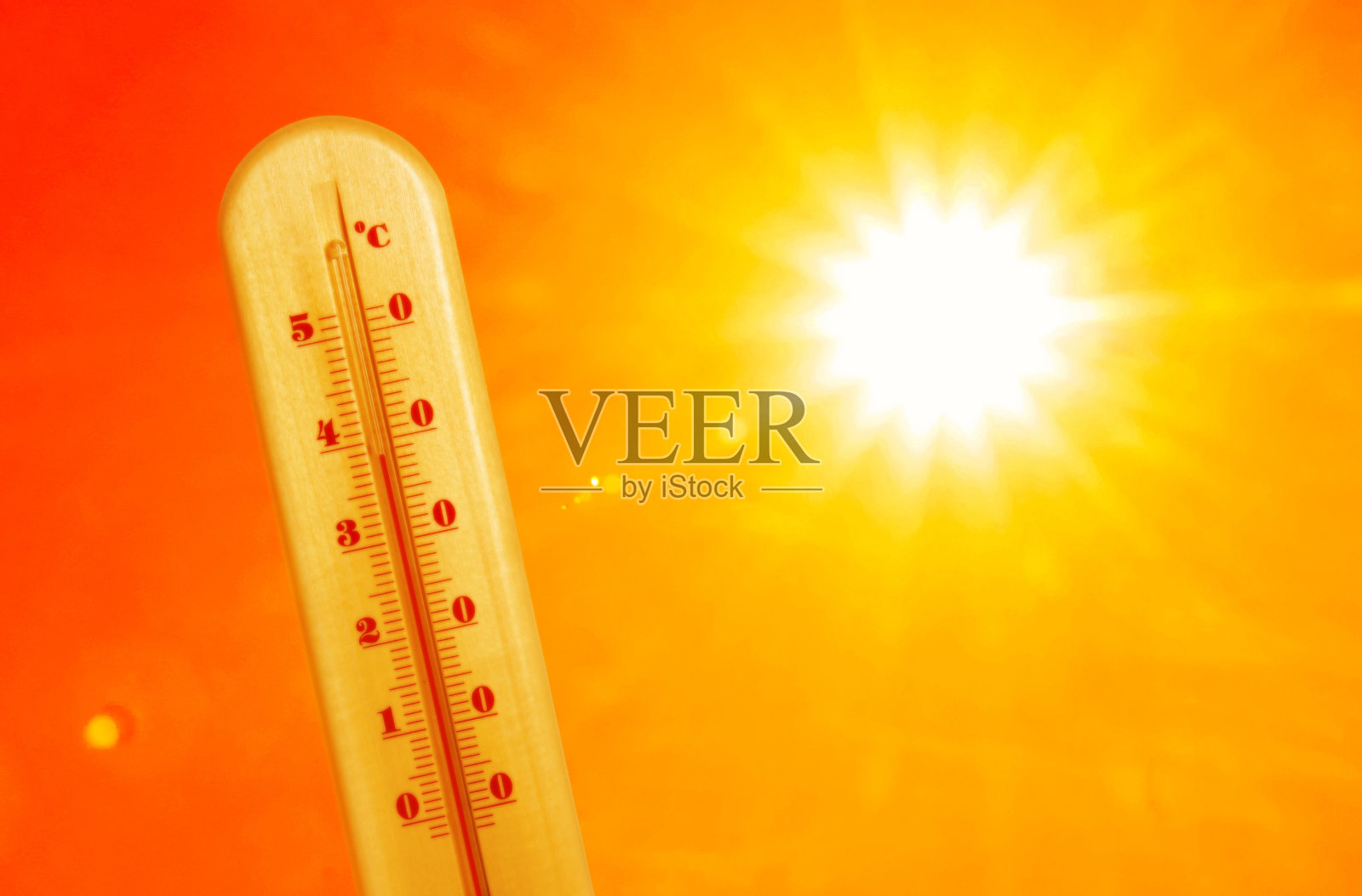 晴天炎热时室外高温的天气温度计。中暑的警告照片摄影图片