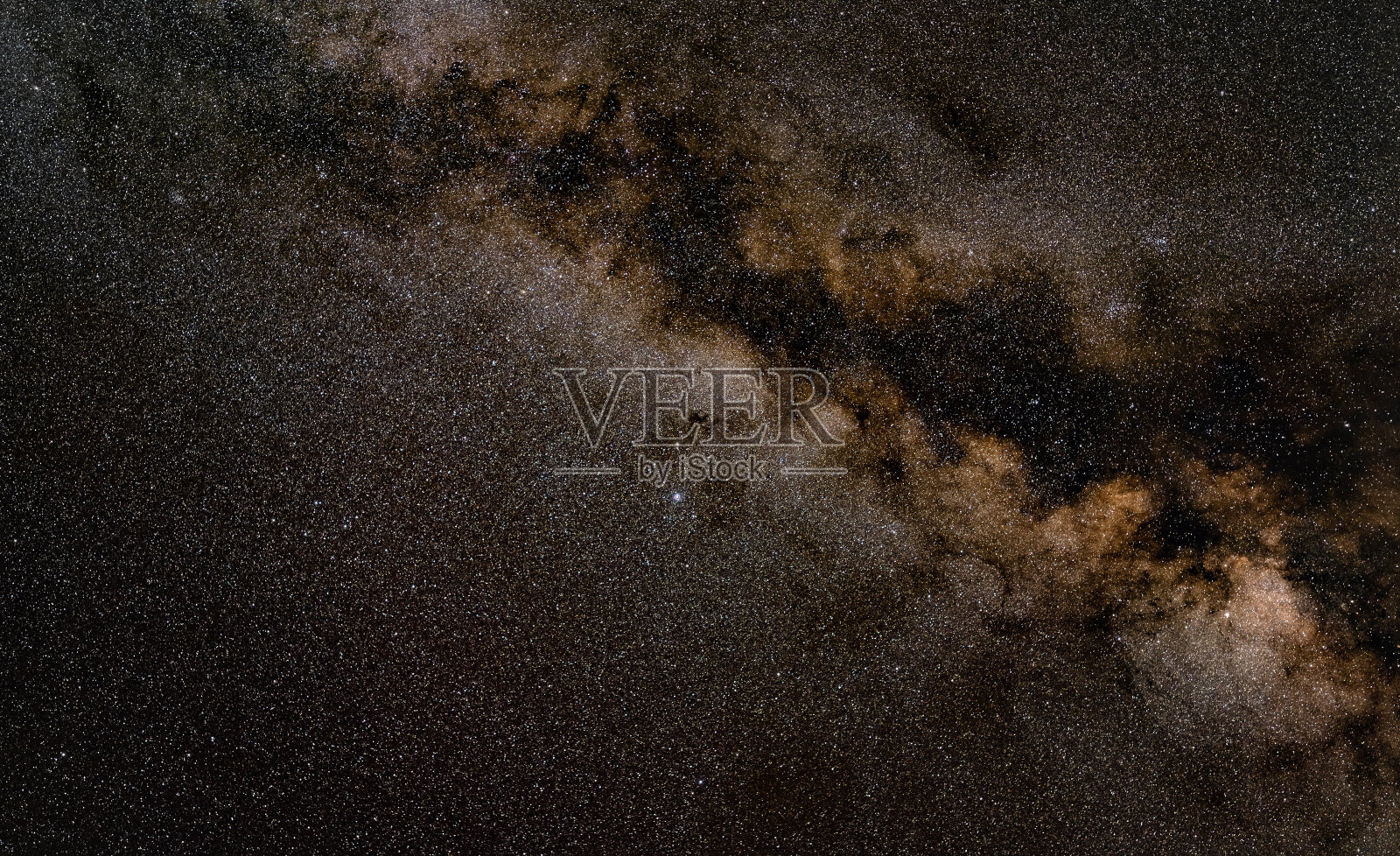 夜空中，许多星星与银河围绕着天鹰座可见。长曝光叠照照片摄影图片