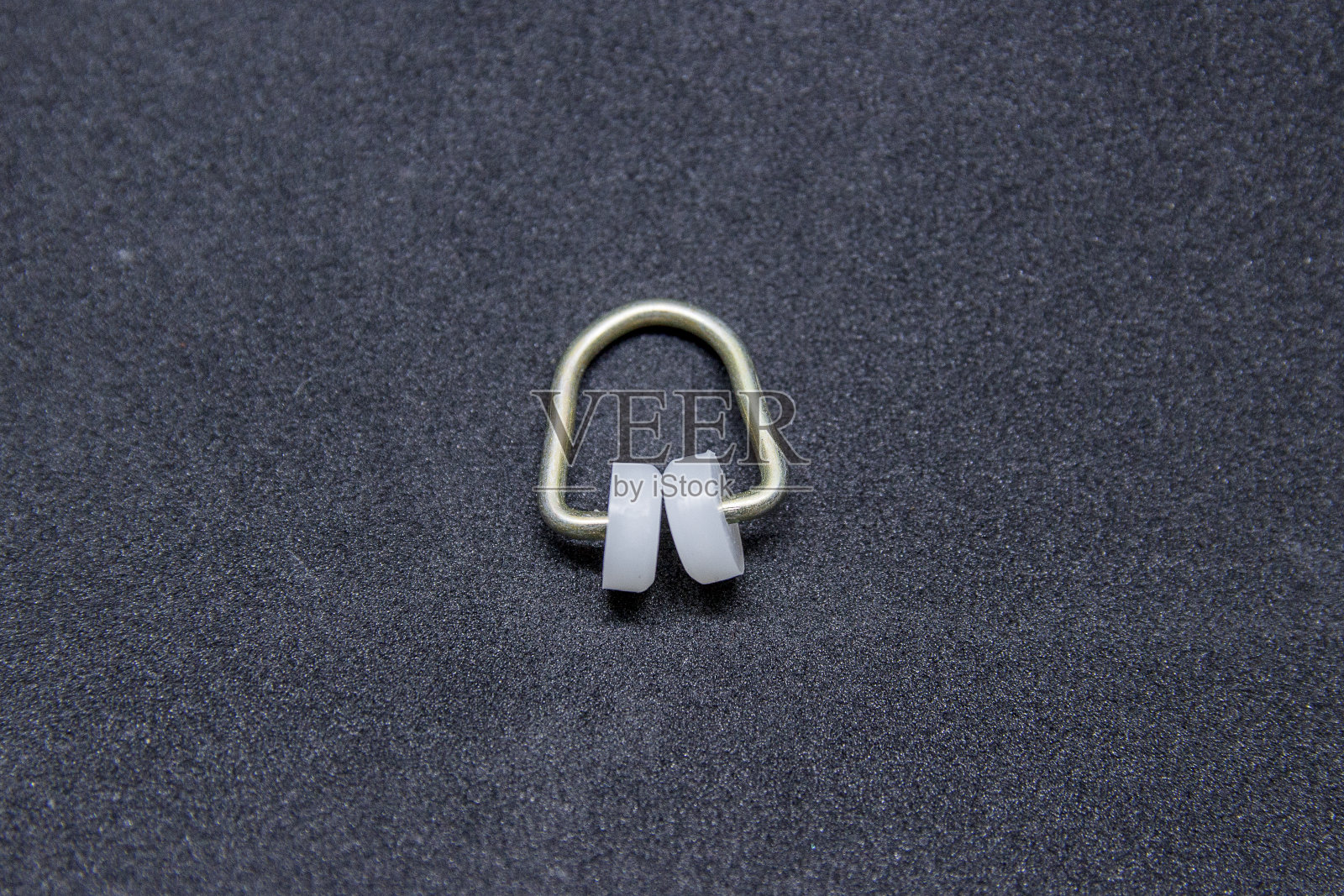 蓖麻将窗帘系在黑色背景中。照片摄影图片