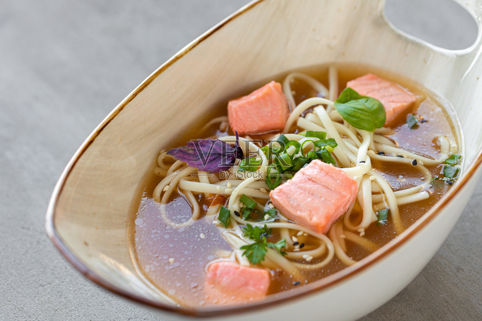 日本味噌汤配三文鱼和豆腐芝士照片摄影图片