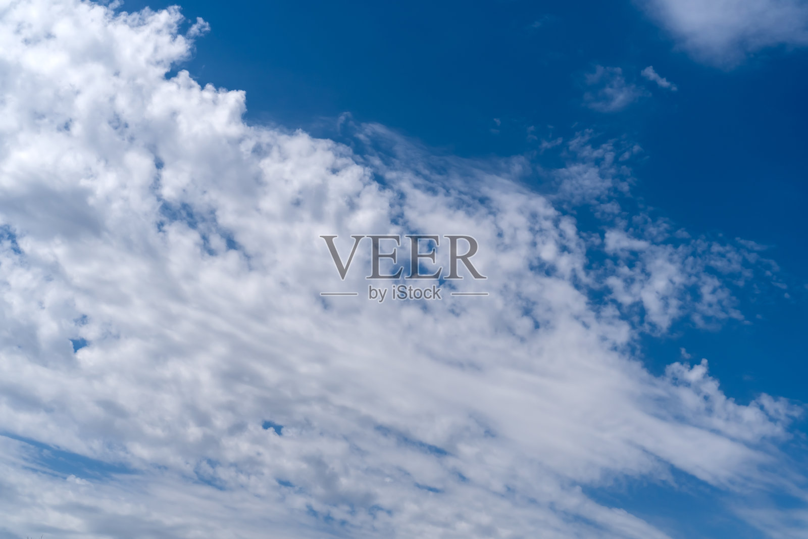 蓝天上白云飘飘照片摄影图片