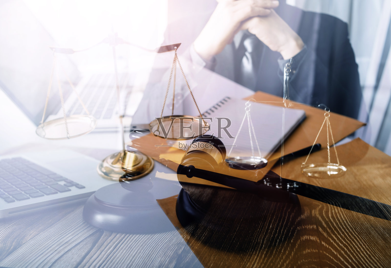 正义与法律观念。木桌上的男法官和办公室里的男律师。法律、咨询和司法观念。照片摄影图片