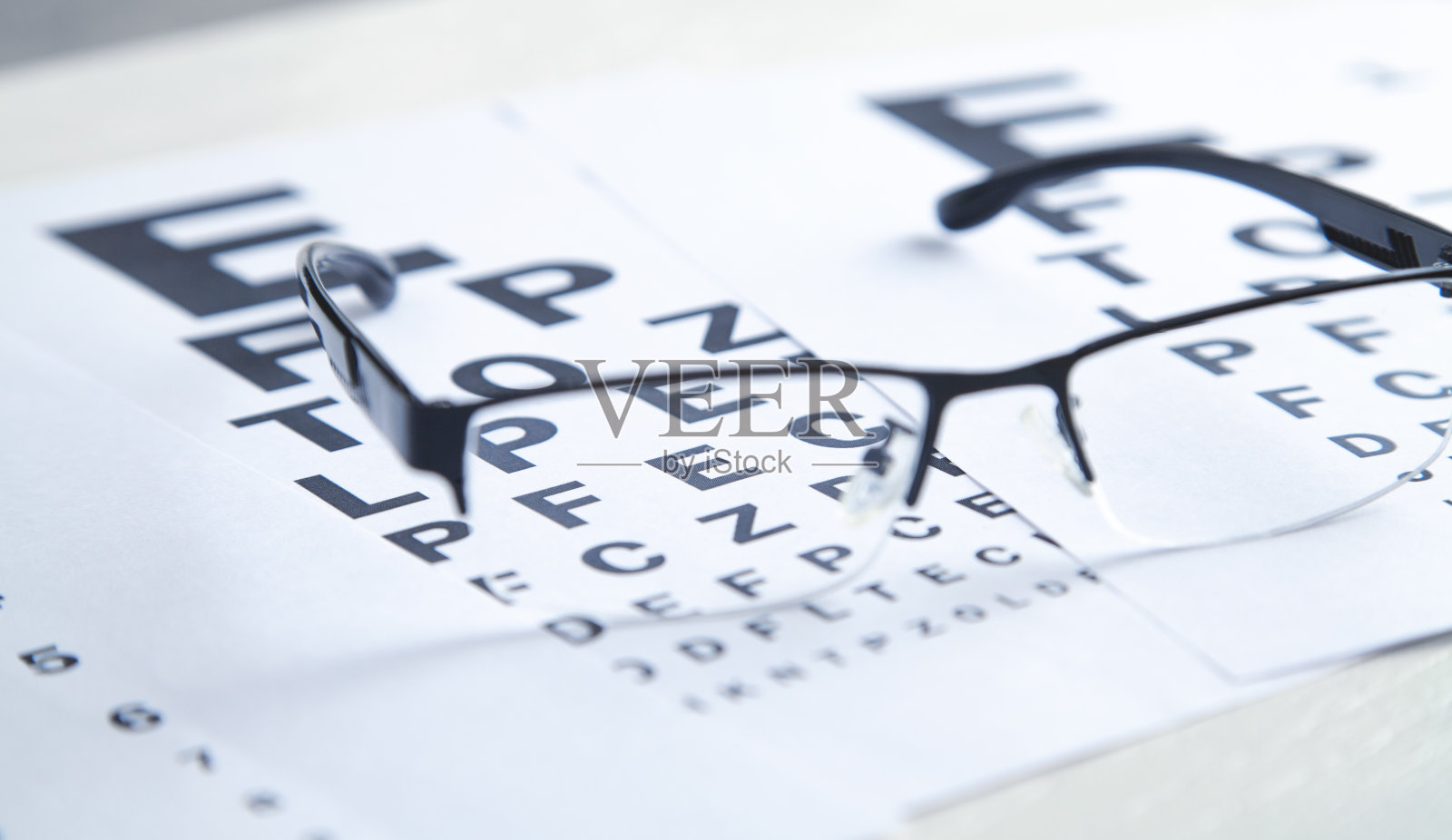 带眼镜的视力检查表。医学眼科诊断照片摄影图片