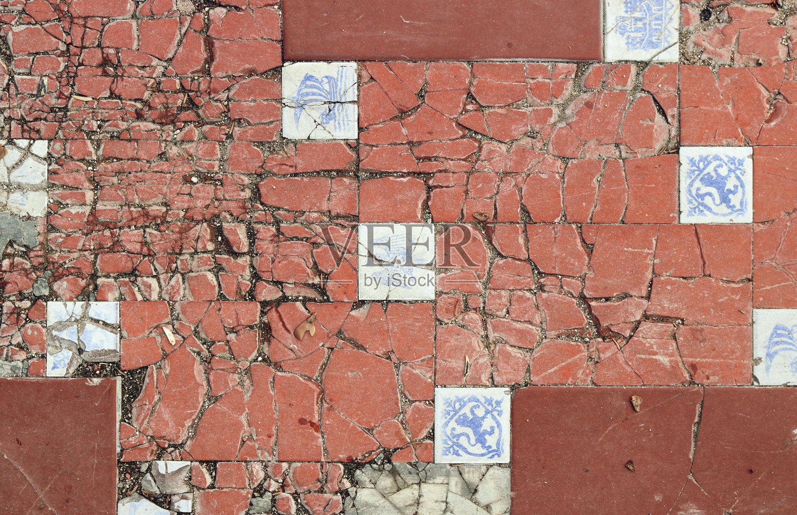 嘎吱作响的地板——经典风格的橙白瓷砖破碎照片摄影图片