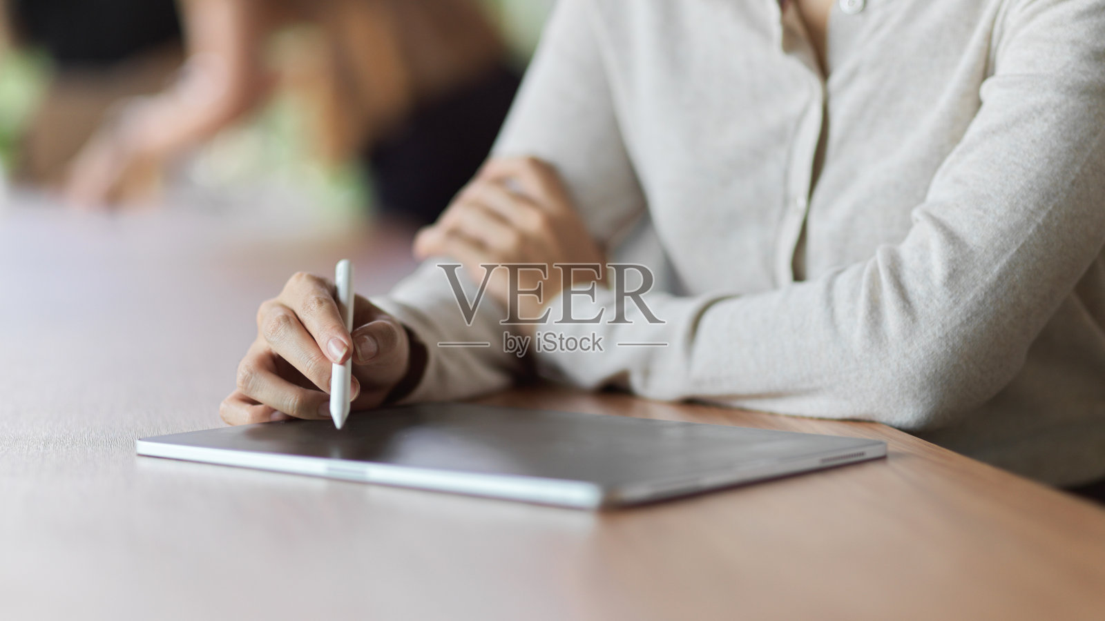 近距离观察女性在开会时使用平板电脑和手写笔做笔记照片摄影图片