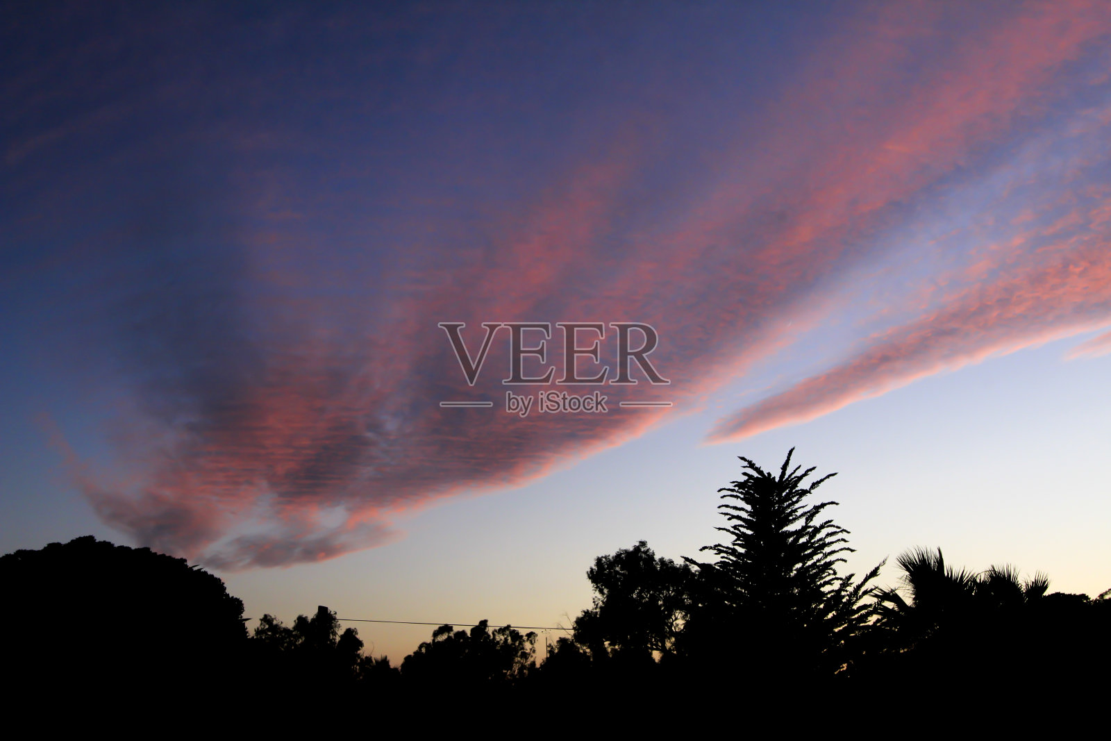 西班牙壮观的粉红色云彩的日落照片摄影图片