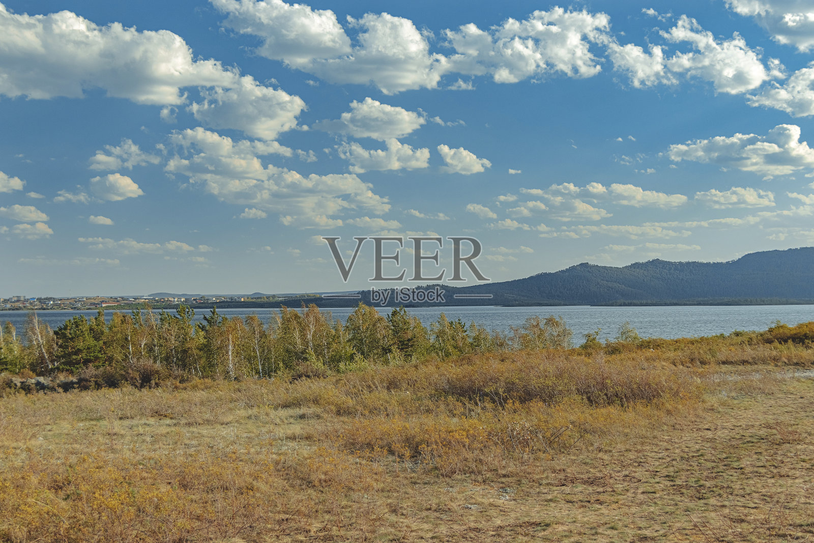 以山为背景的石岸湖。湖泊和山脉的景观照片摄影图片