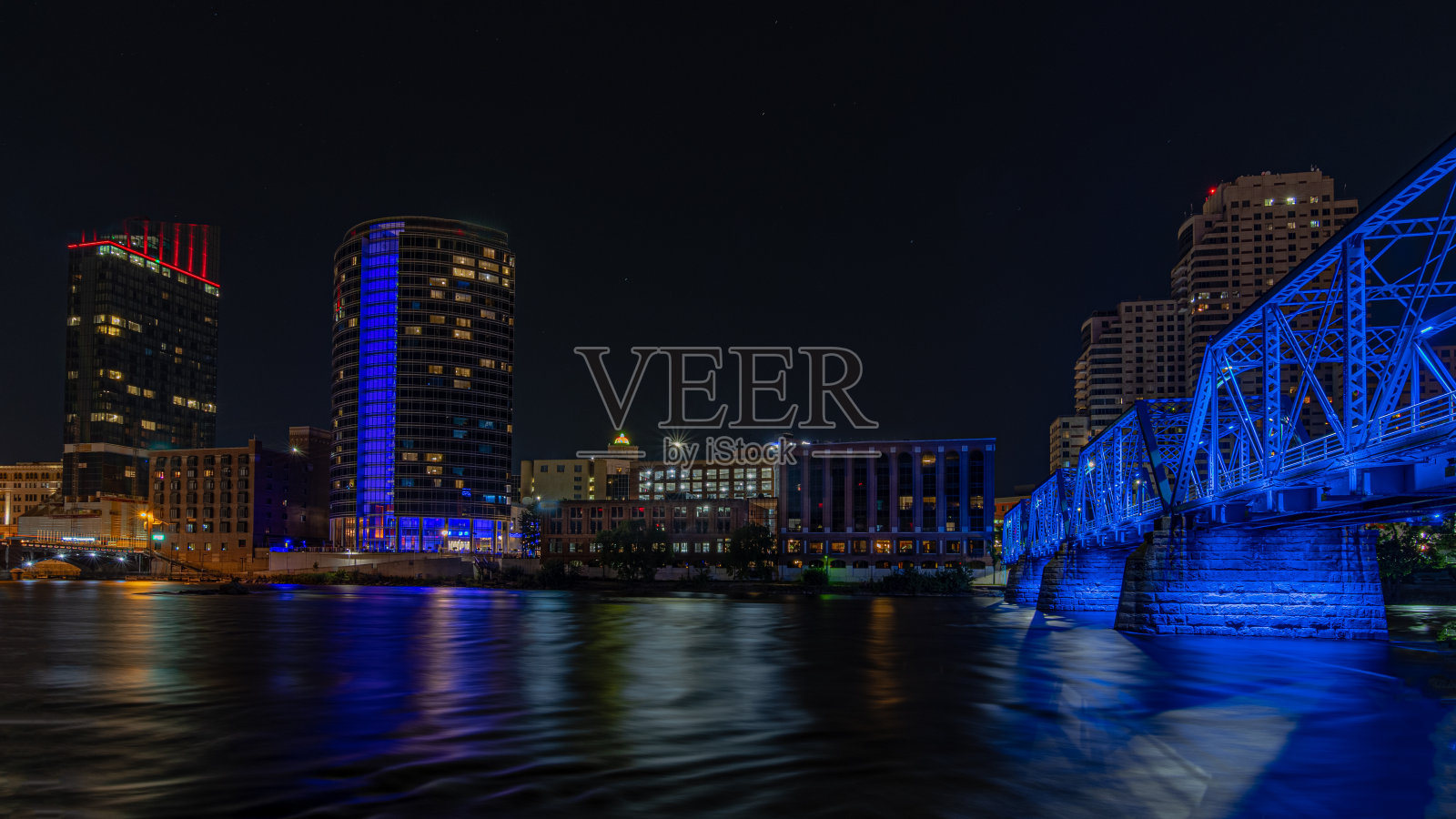 大急流城的天际线的观点从河在晚上-密歇根州-美国照片摄影图片