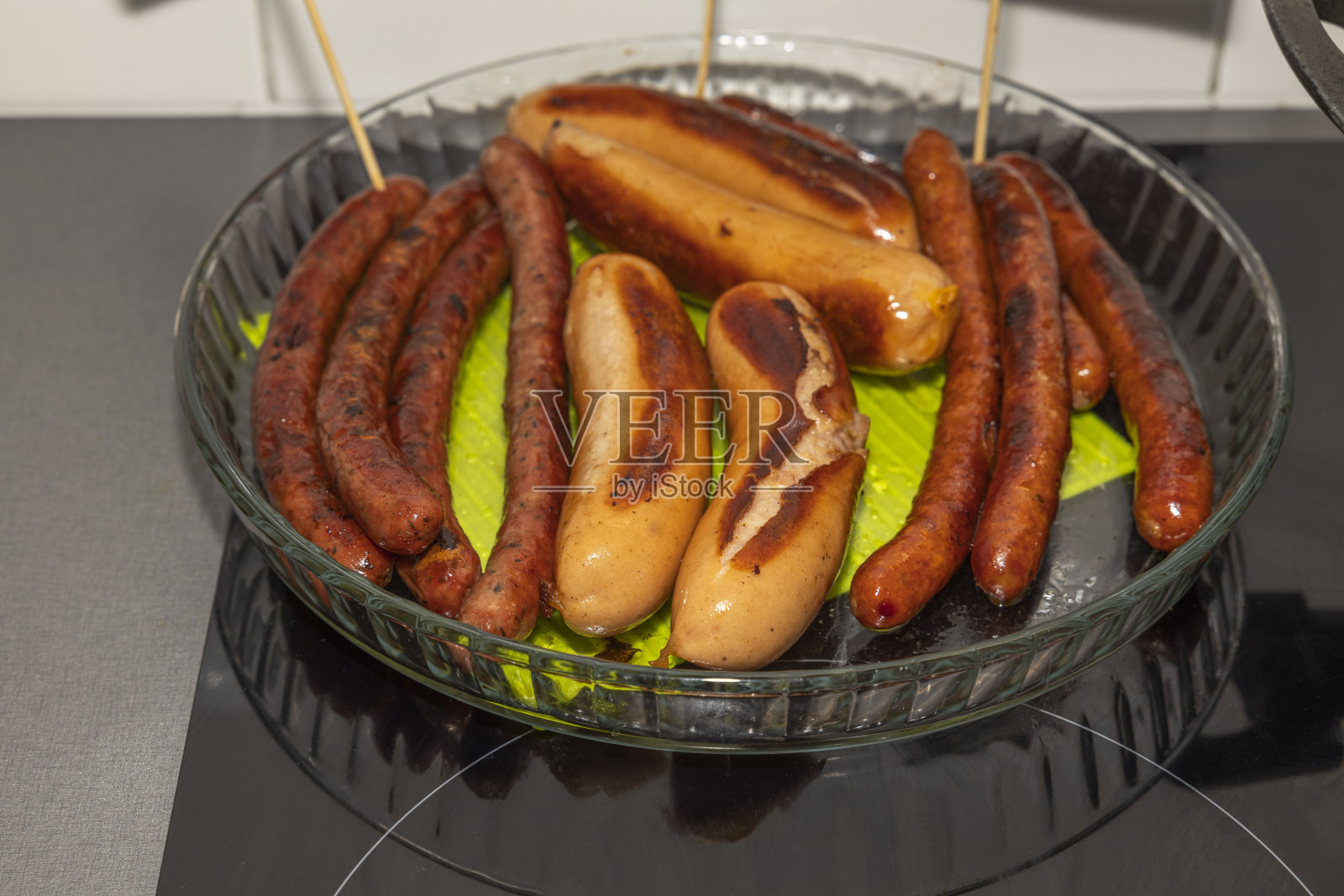 大盘子里的炸香肠。热狗的概念。自制食品的概念。瑞典。照片摄影图片