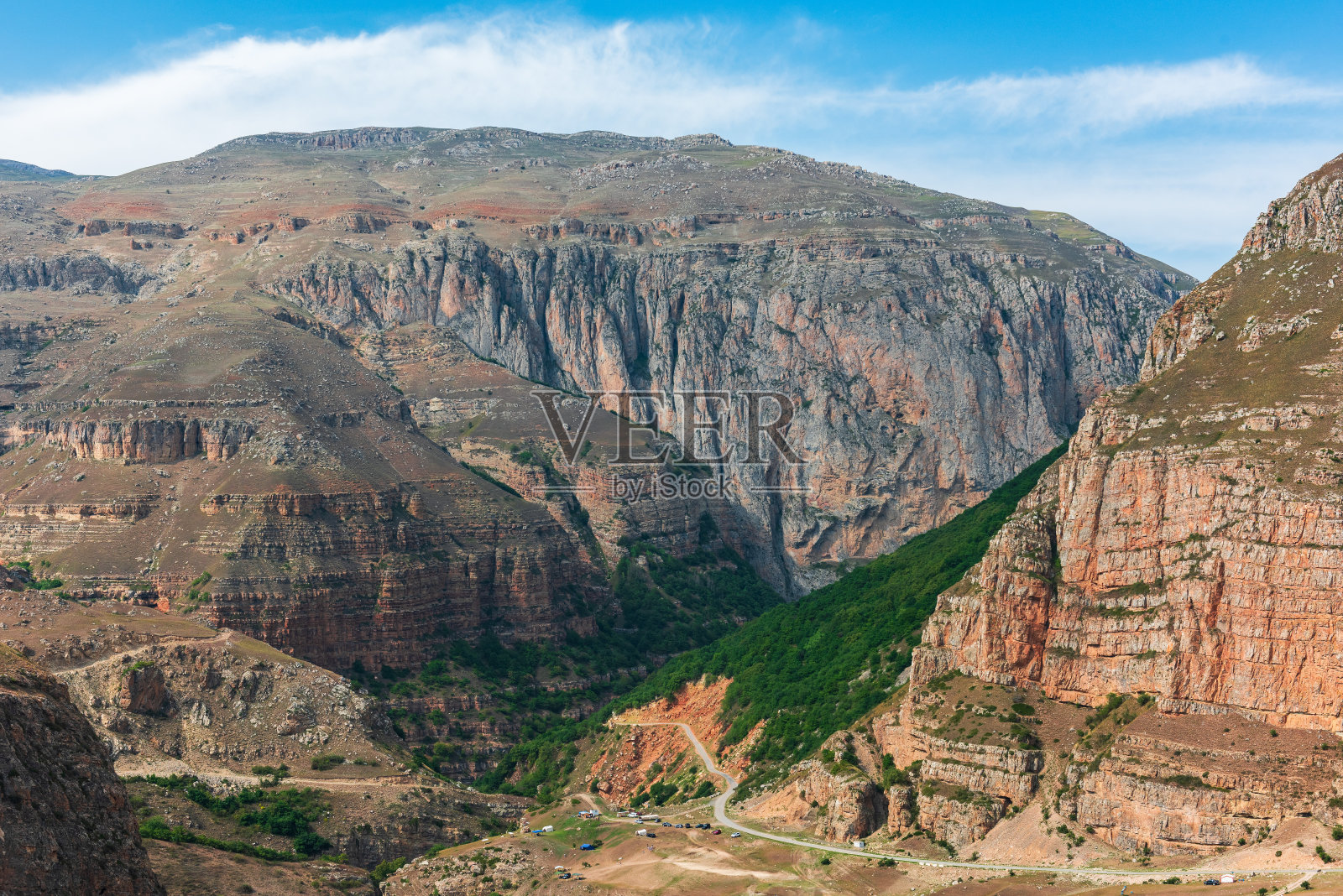 巍峨的悬崖和蓝天白云照片摄影图片