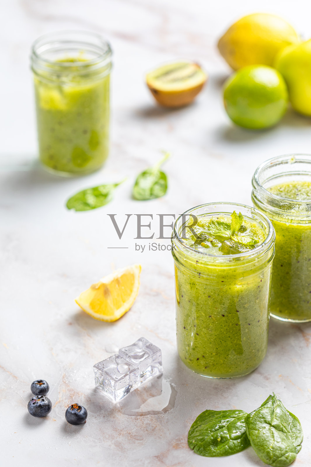 含有菠菜和水果的绿色蔬菜汁照片摄影图片