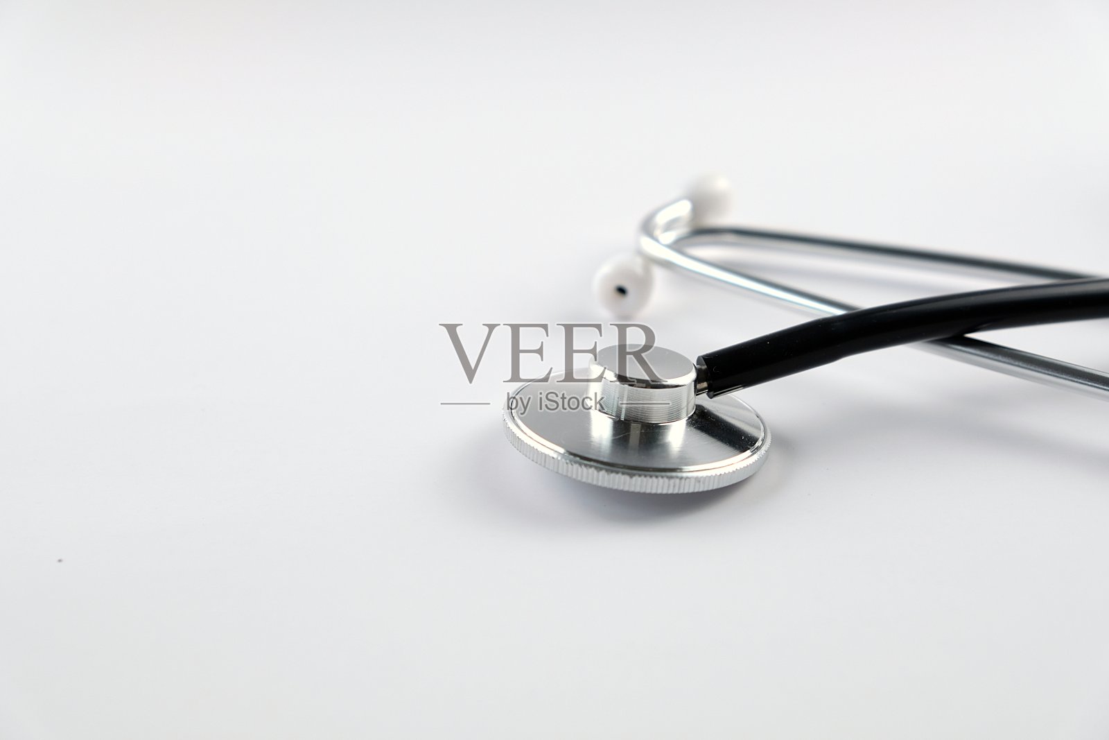 白色背景下听诊器的特写照片照片摄影图片
