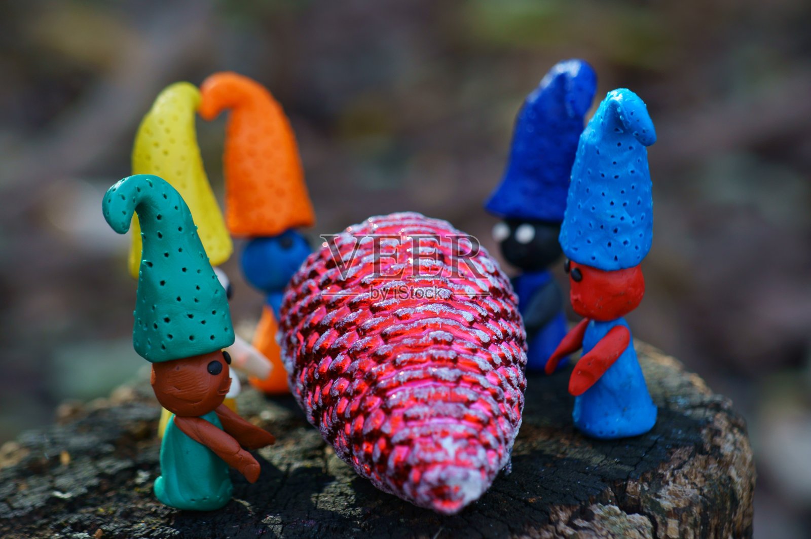 五颜六色的小精灵和一个玩具锥。照片摄影图片