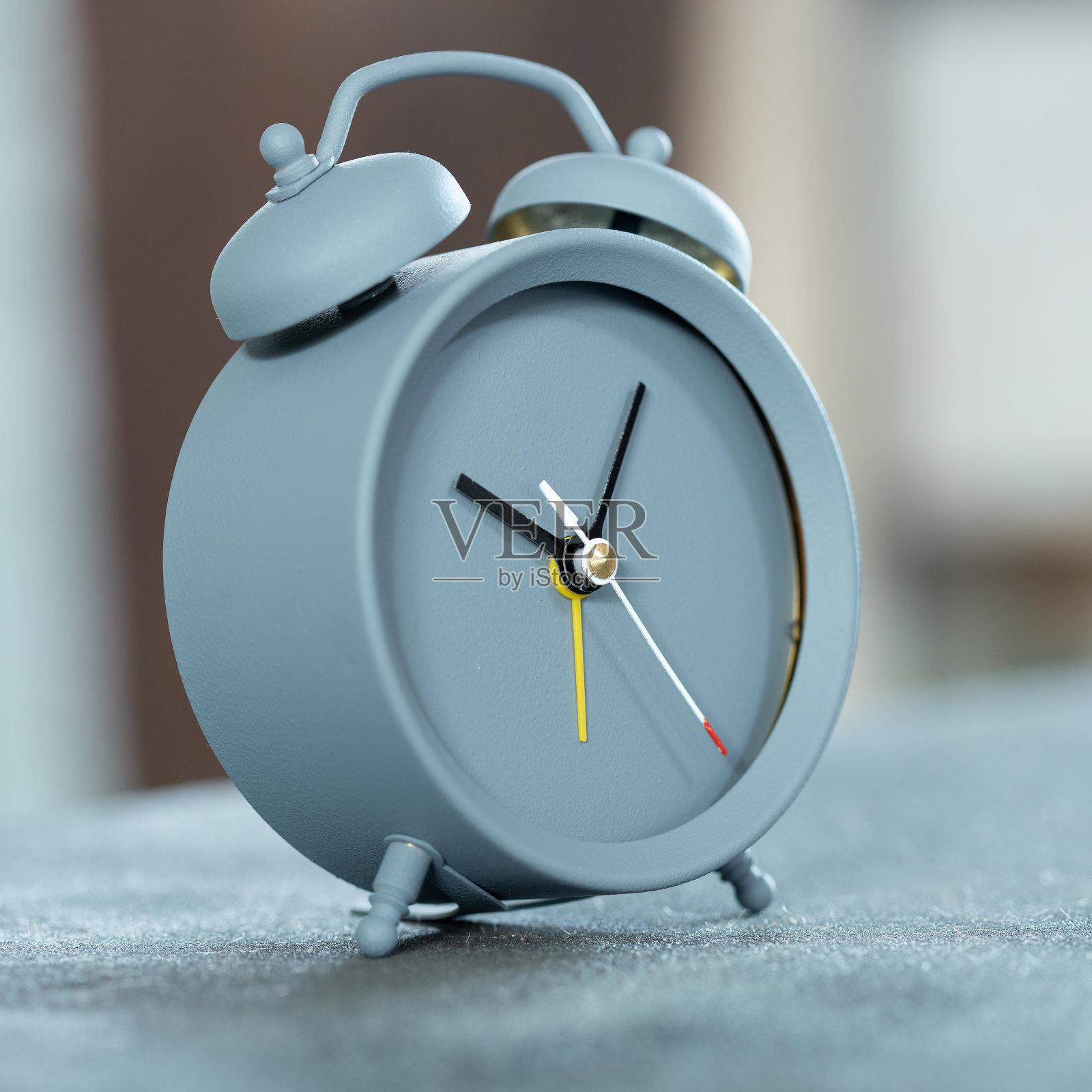 灰色背景木桌上的老式闹钟，为文本复制空间照片摄影图片